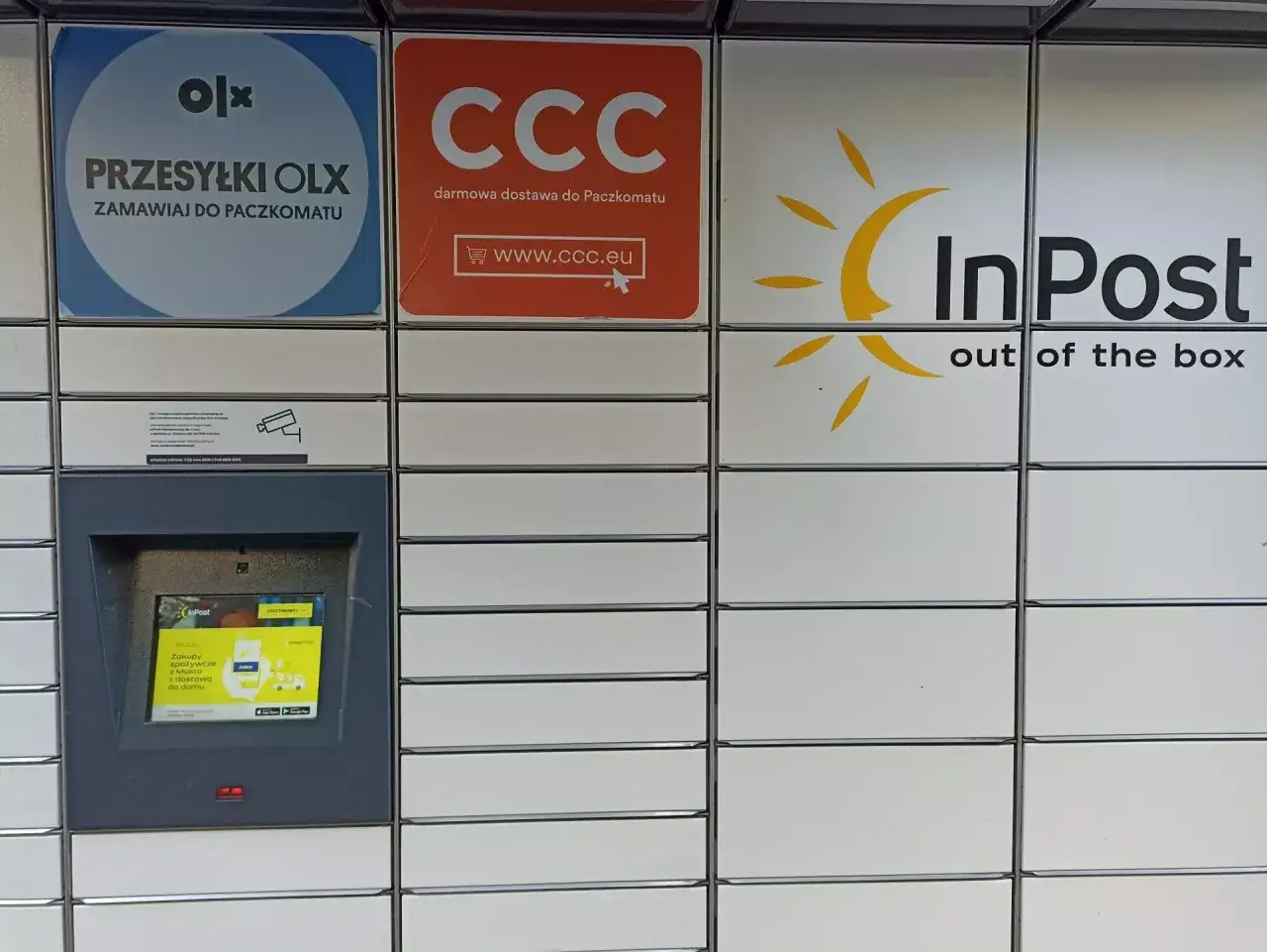 Paczkomat InPost z logo OLX, CCC i InPost. Możesz tu odebrać swoją przesyłkę OLX lub zamówić zakupy z dostawą do domu.