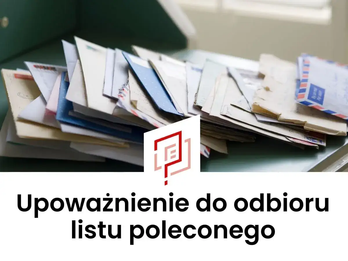 Stos listów poleconych, gotowych do odbioru. Potrzebne upoważnienie do odbioru listu poleconego.