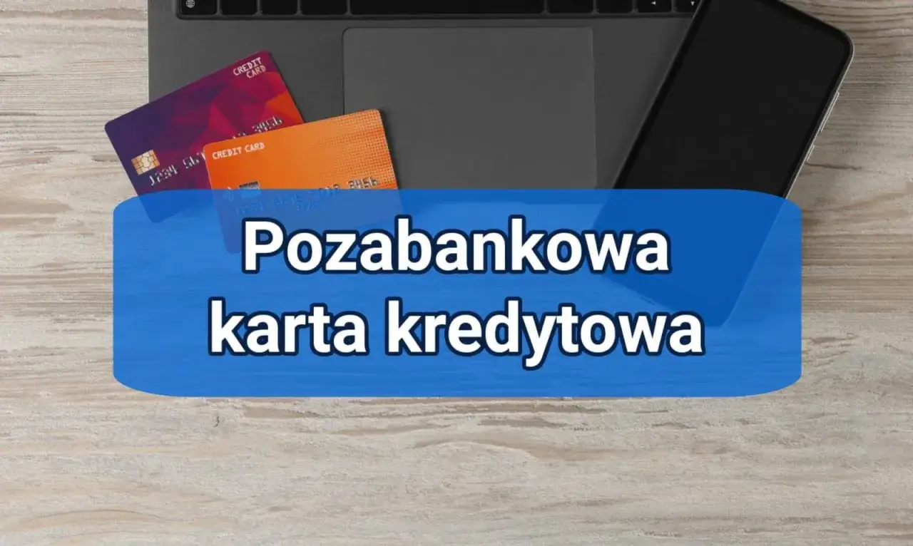 Karty kredytowe, w tym pozabankowa karta kredytowa, leżą obok laptopa i smartfona.
