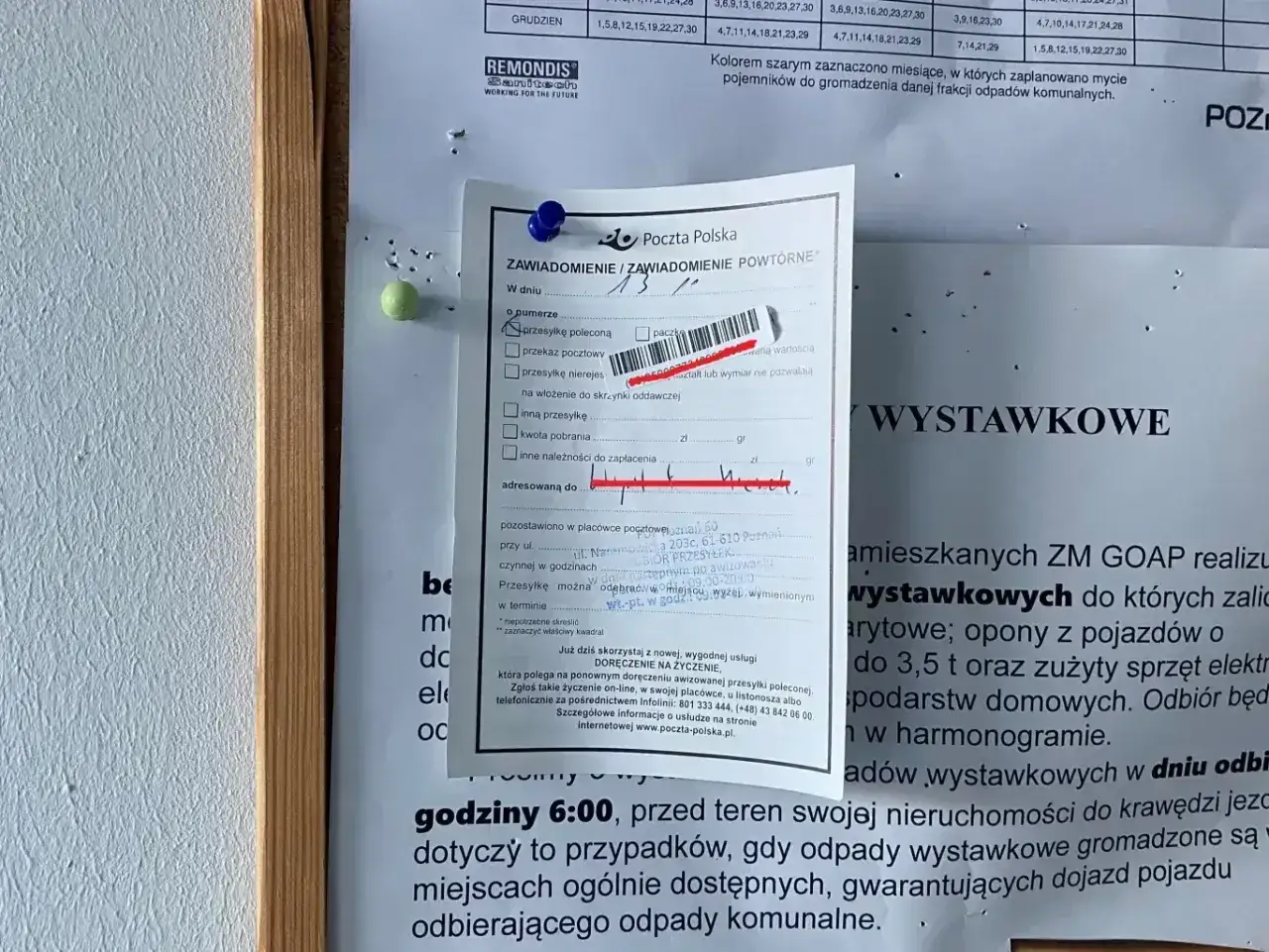 Zawiadomienie z Poczty Polskiej o przesyłce poleconej. Czy żona może odebrać list polecony z sądu? Tak, jeśli ma upoważnienie.